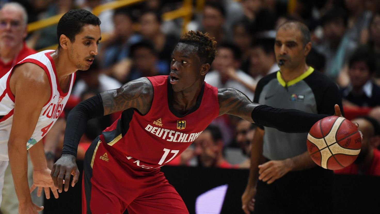 Dennis Schroder jugando con la Selección de Baloncesto de Alemania